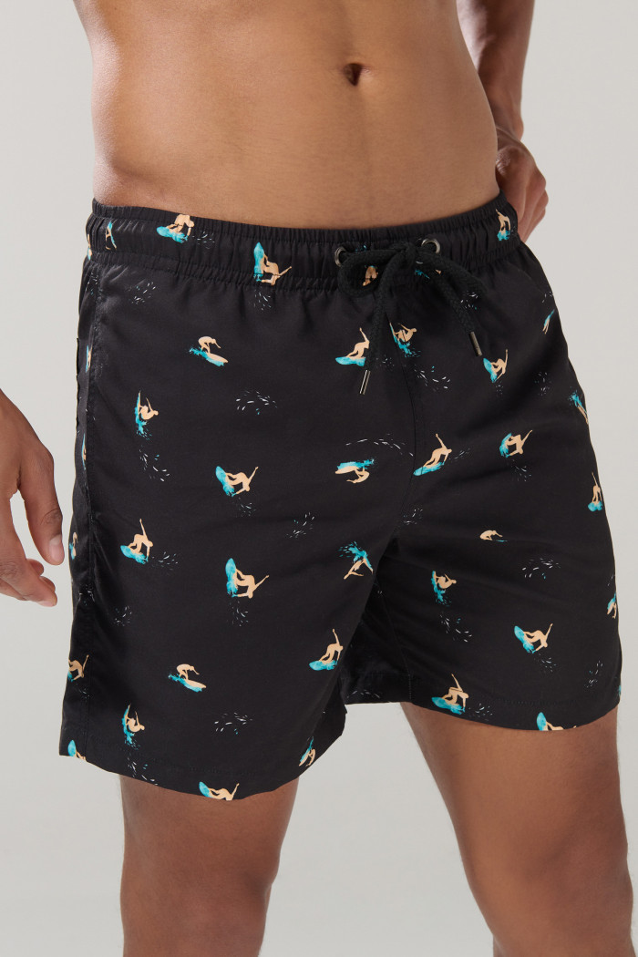 Bermuda playera negra con diseños de surf