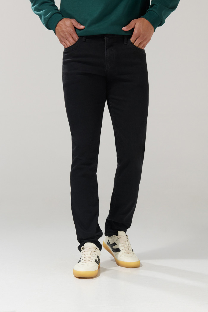 Jean ajustado skinny negro con bolsillos y tiro bajo