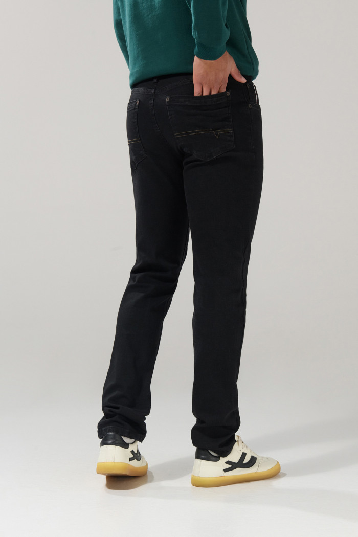Jean ajustado skinny negro con bolsillos y tiro bajo