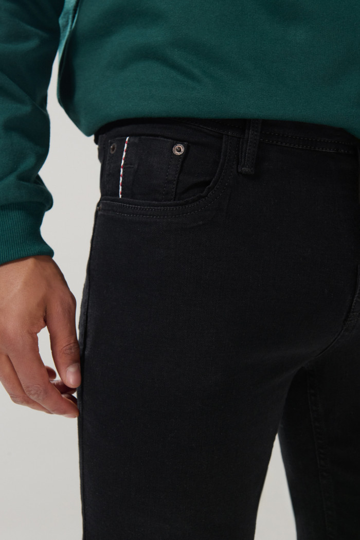 Jean ajustado skinny negro con bolsillos y tiro bajo