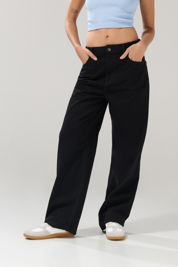 Jean 90´S con bota recta negro, bolsillos y tiro alto