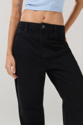 Jean 90´S con bota recta negro, bolsillos y tiro alto