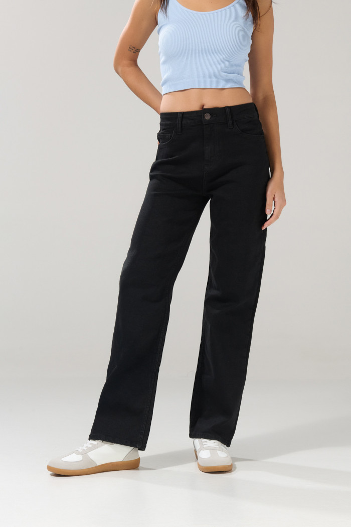 Jean straight leg negro con tiro alto y bota recta
