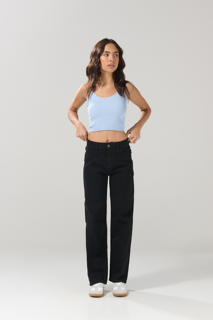 Jean straight leg negro con tiro alto y bota recta
