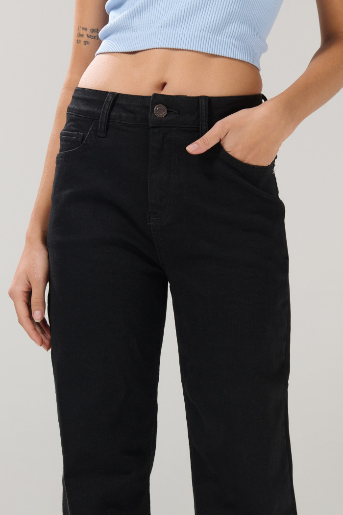 Jean straight leg negro con tiro alto y bota recta