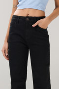 Jean straight leg negro con tiro alto y bota recta
