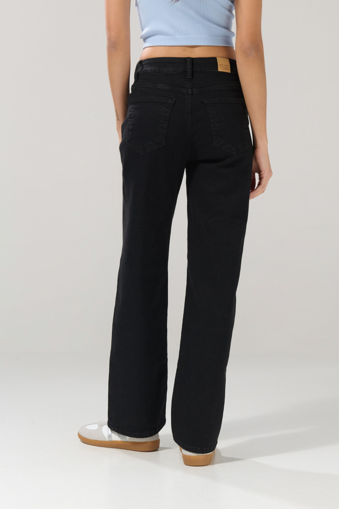 Jean straight leg negro con tiro alto y bota recta
