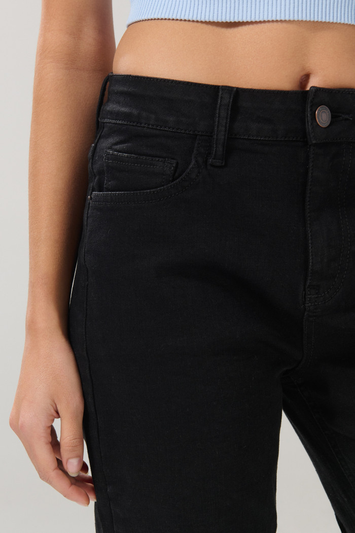 Jean straight leg negro con tiro alto y bota recta