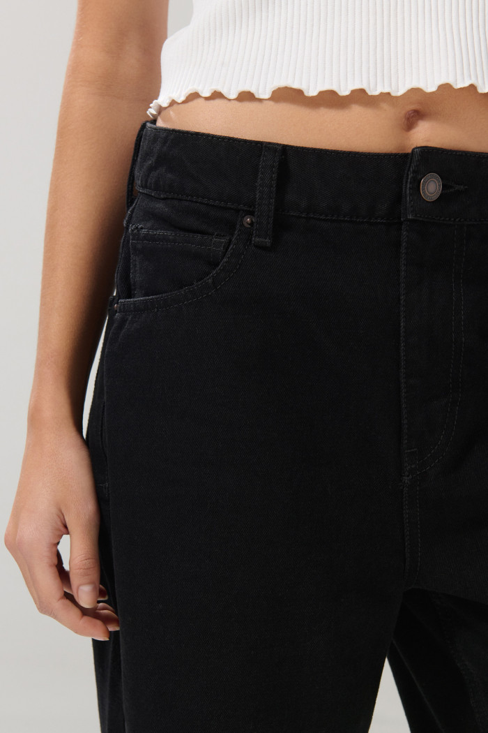 Jean 90’S negro con tiro alto, 5 bolsillos y bota recta