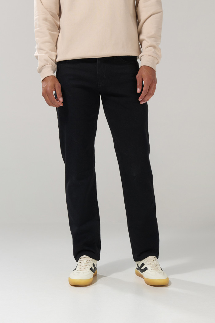 Jean tiro bajo slim negro con cremallera y bolsillos