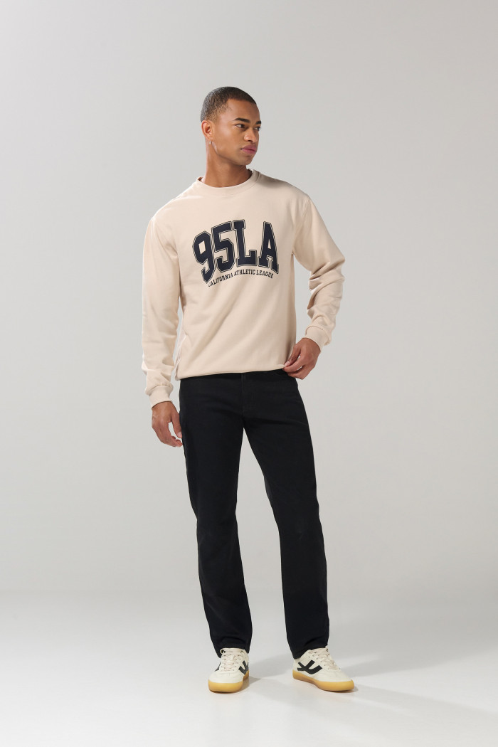 Jean tiro bajo slim negro con cremallera y bolsillos