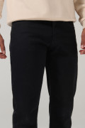 Jean tiro bajo slim negro con cremallera y bolsillos