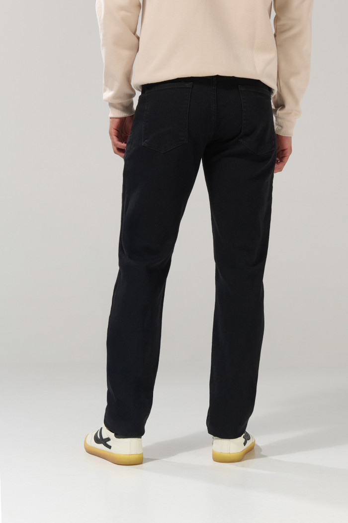 Jean tiro bajo slim negro con cremallera y bolsillos