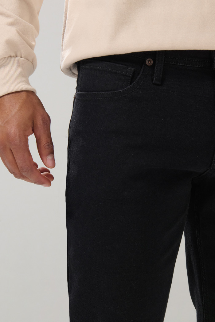 Jean tiro bajo slim negro con cremallera y bolsillos