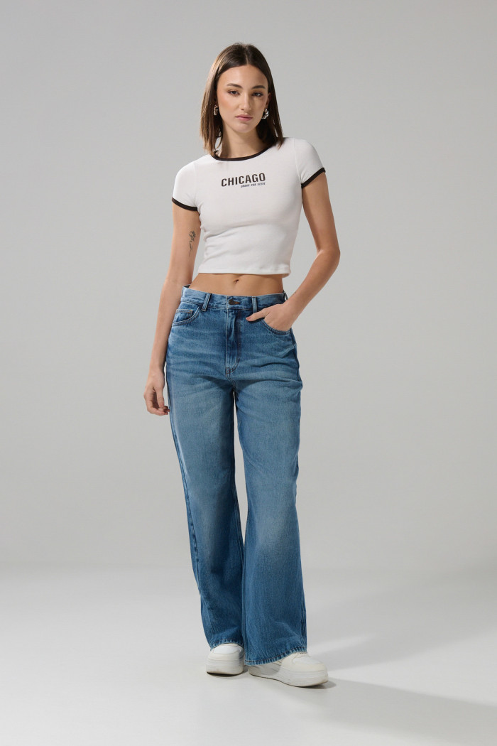 Jean azul medio baggy con bota ancha y 5 bolsillos