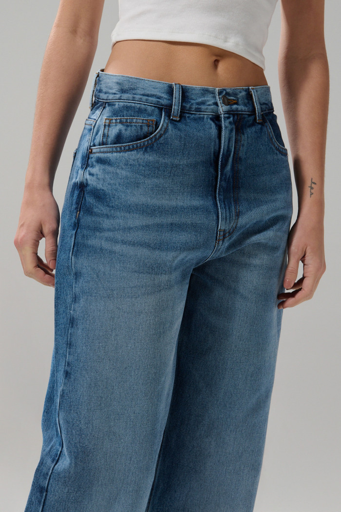 Jean azul medio baggy con bota ancha y 5 bolsillos