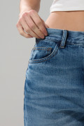 Jean azul medio baggy con bota ancha y 5 bolsillos