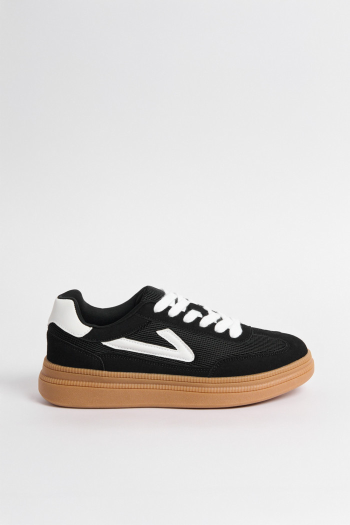 Tenis unicolores casuales con diseños blancos