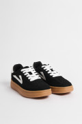 Tenis unicolores casuales con diseños blancos