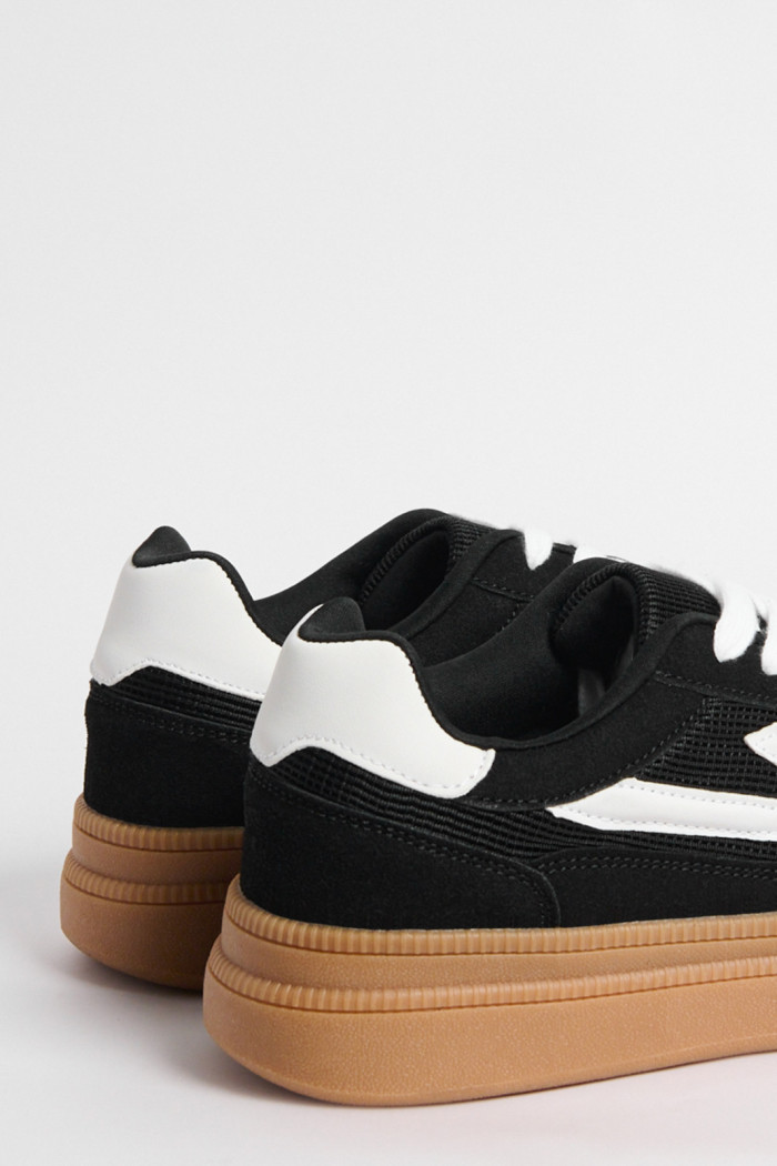 Tenis unicolores casuales con diseños blancos