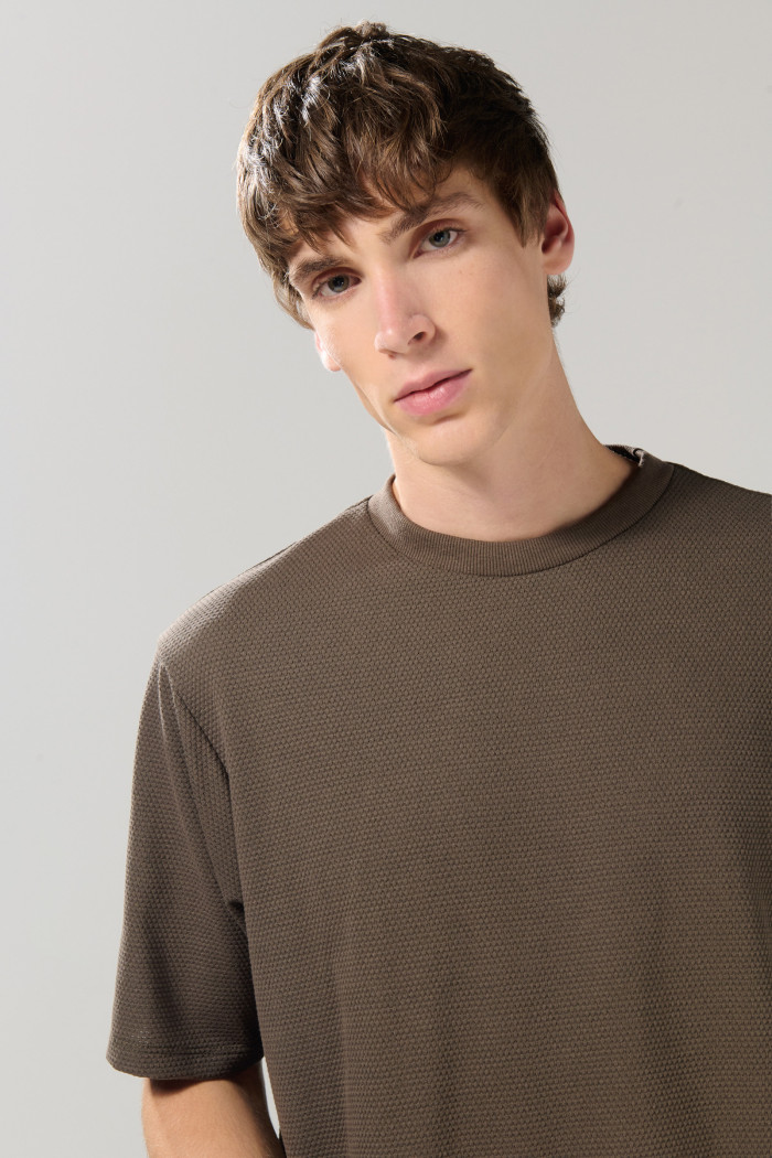 Camiseta oversize unicolor con texturas y cuello redondo