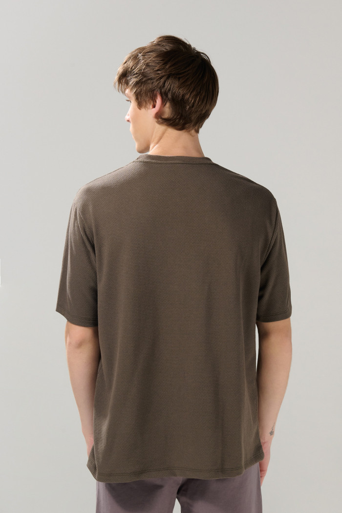 Camiseta oversize unicolor con texturas y cuello redondo