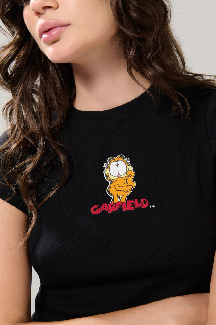 Camiseta acanalada negra de Garfield con manga corta