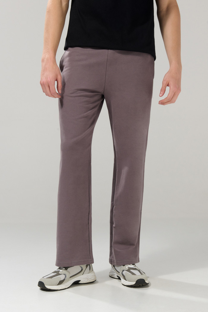 Pantalón jogger unicolor con cintura elástica y bolsillos