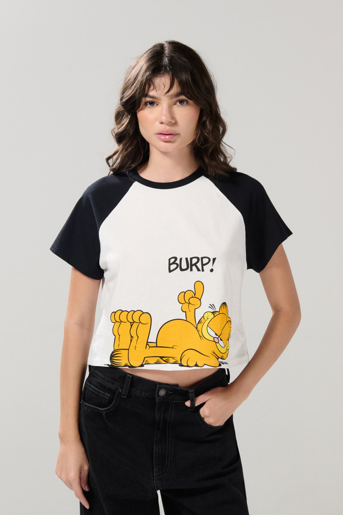 Camiseta crema crop con diseño de Garfield y manga ranglan
