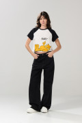 Camiseta crema crop con diseño de Garfield y manga ranglan