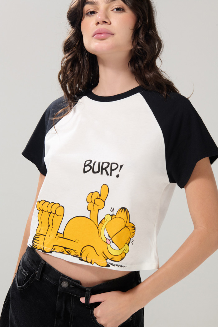 Camiseta crema crop con diseño de Garfield y manga ranglan