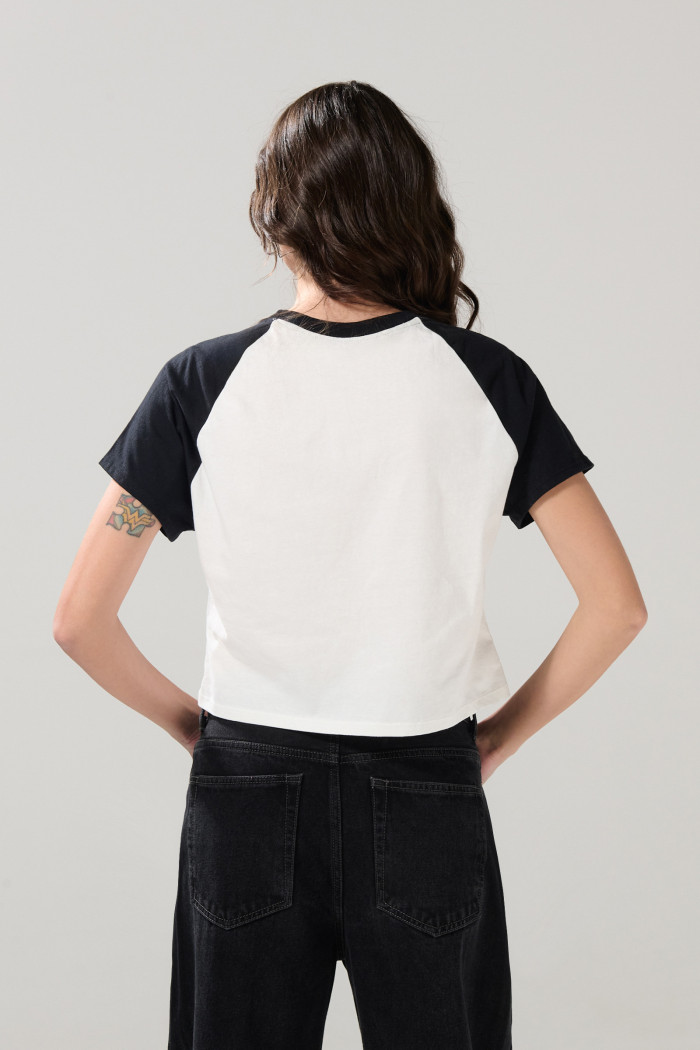 Camiseta crema crop con diseño de Garfield y manga ranglan