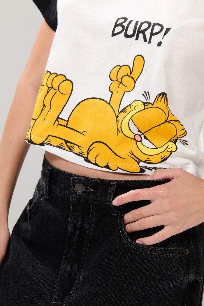 Camiseta crema crop con diseño de Garfield y manga ranglan