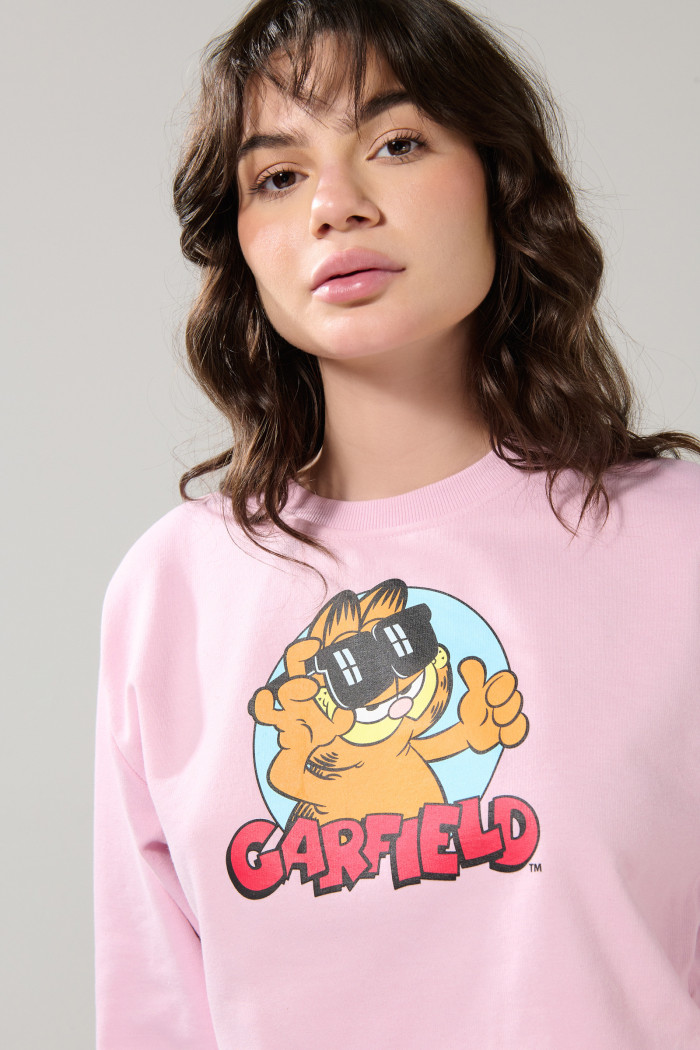Buzo rosado claro cuello redondo con arte de Garfield