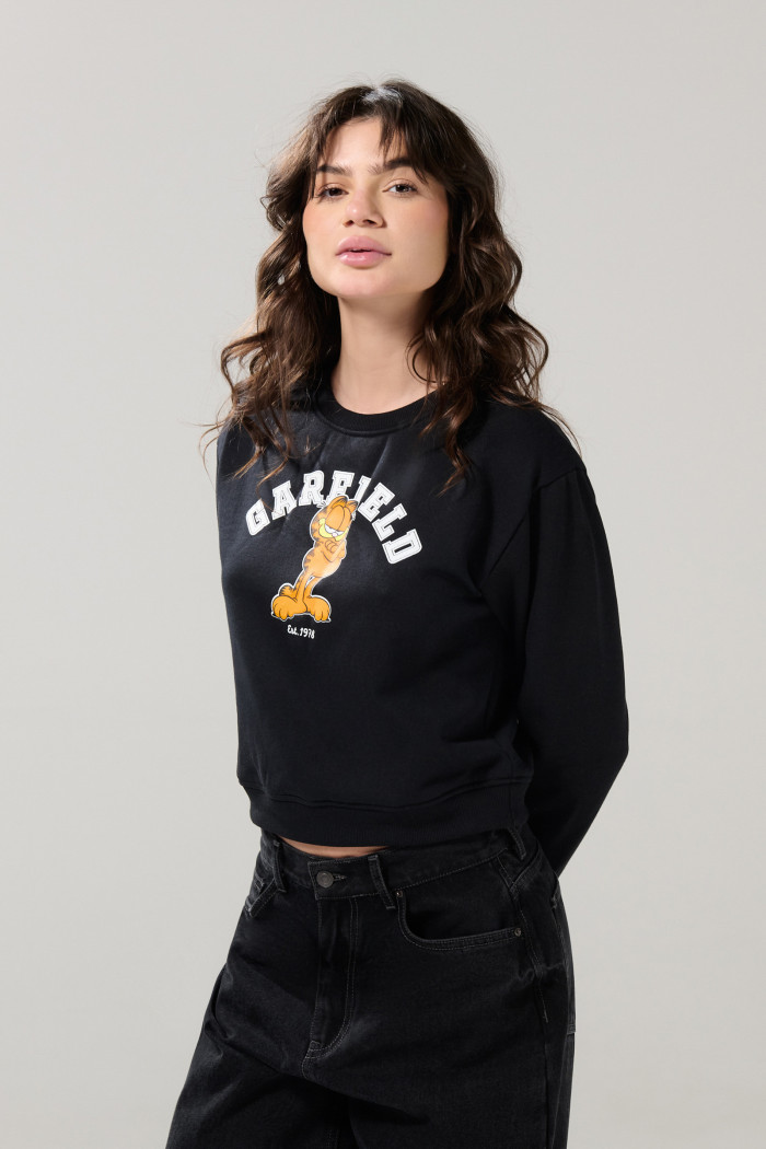 Buzo negro con cuello redondo y diseño de Garfield