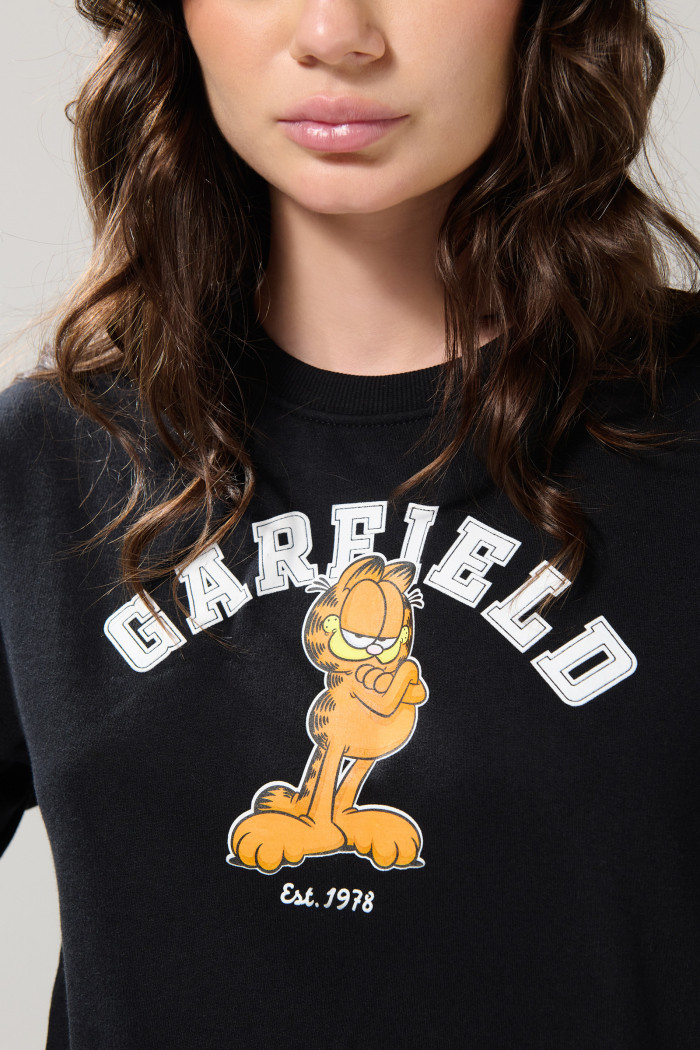 Buzo negro con cuello redondo y diseño de Garfield