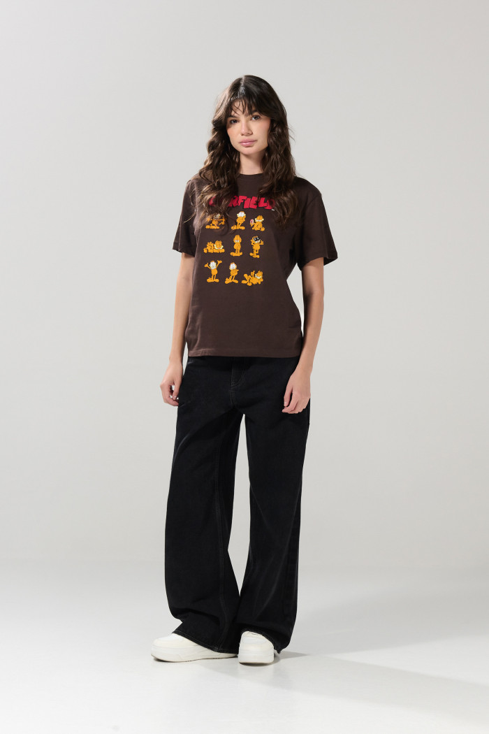 Camiseta manga corta café oscura con diseño de Garfield