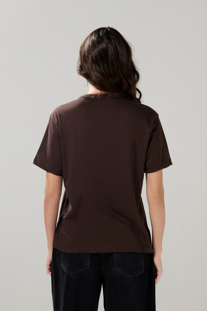 Camiseta manga corta café oscura con diseño de Garfield