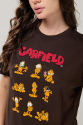Camiseta manga corta café oscura con diseño de Garfield