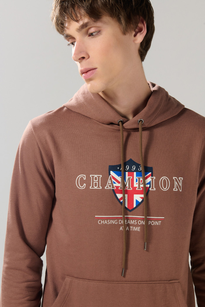 Buzo con capota café medio y estampado college