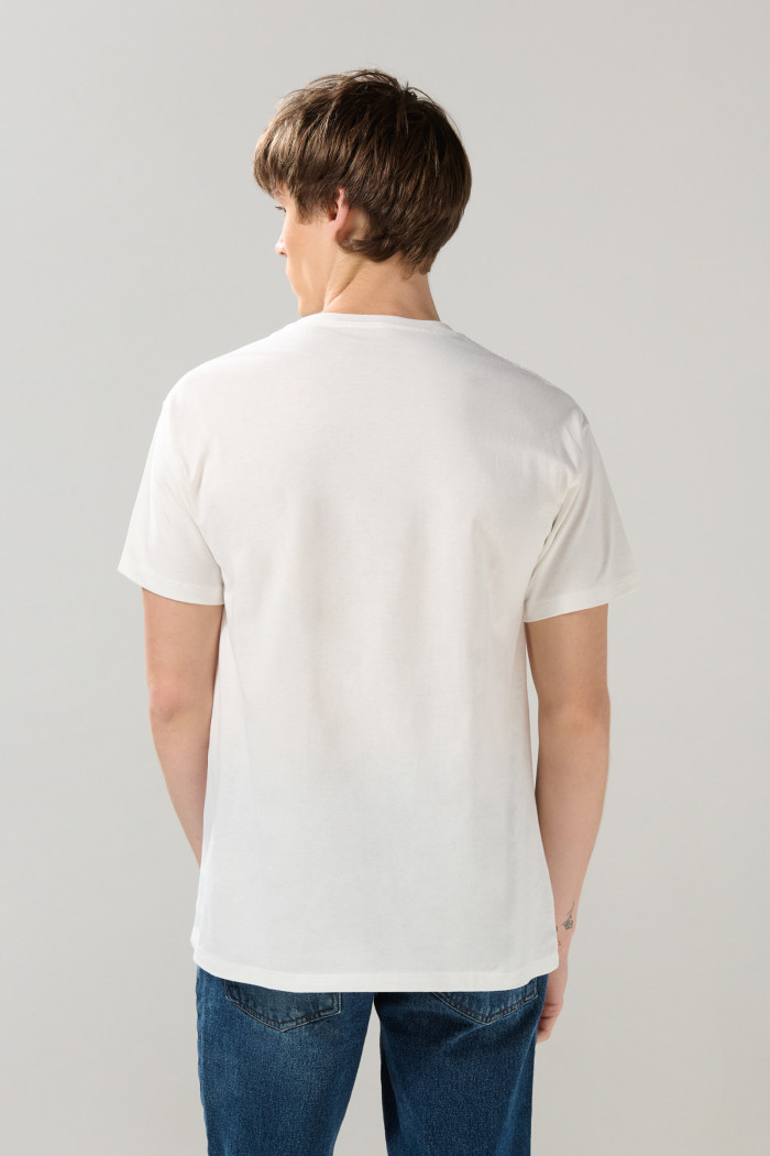 Camiseta crema clara cuello redondo con arte de Pluto