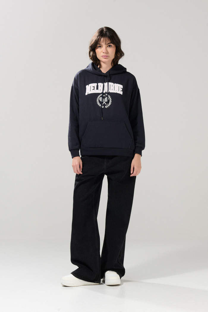 Buzo azul intenso oversize college con capota y bolsillo
