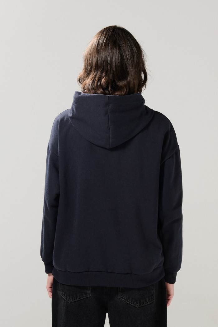 Buzo azul intenso oversize college con capota y bolsillo