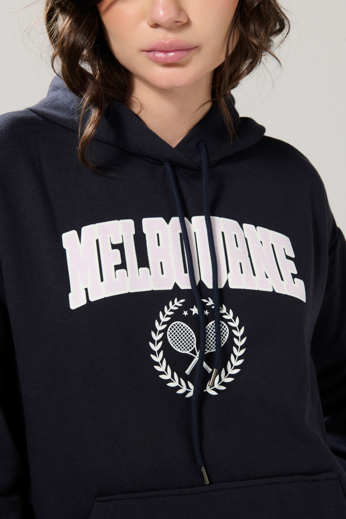 Buzo azul intenso oversize college con capota y bolsillo