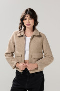 Chaqueta cafe claro con cuello trucker y bolsillos con tapa