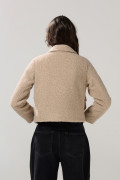 Chaqueta cafe claro con cuello trucker y bolsillos con tapa
