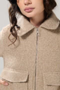 Chaqueta cafe claro con cuello trucker y bolsillos con tapa