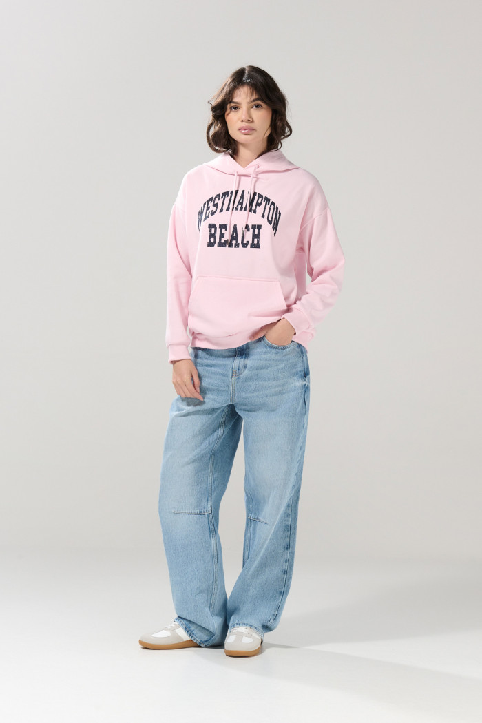 Buzo rosado oversize con arte college y capota