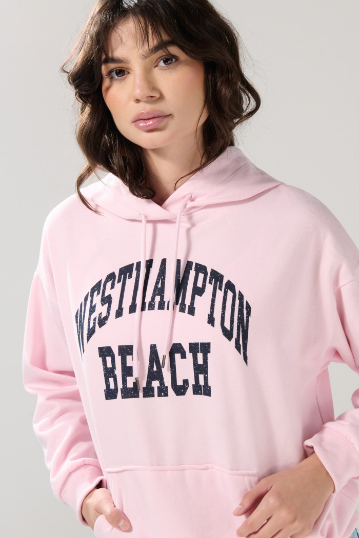 Buzo rosado oversize con arte college y capota