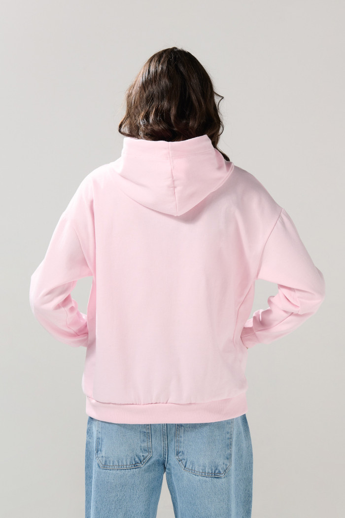 Buzo rosado oversize con arte college y capota
